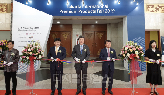 무역협회와 코엑스는 신남방 비즈니스 개척을 위해 7일(현지시각) 인도네시아 JCC 전시장에서 자카르타 국제 프리미엄 소비재전을 개최했다. 한진현(오른쪽부터) 무역협회 부회장, 김창범 주인도네시아 대사, 이동원 코엑스 사장 등 주요 참석자들이 기념촬영을 하고 있다. <사진=코엑스 제공>